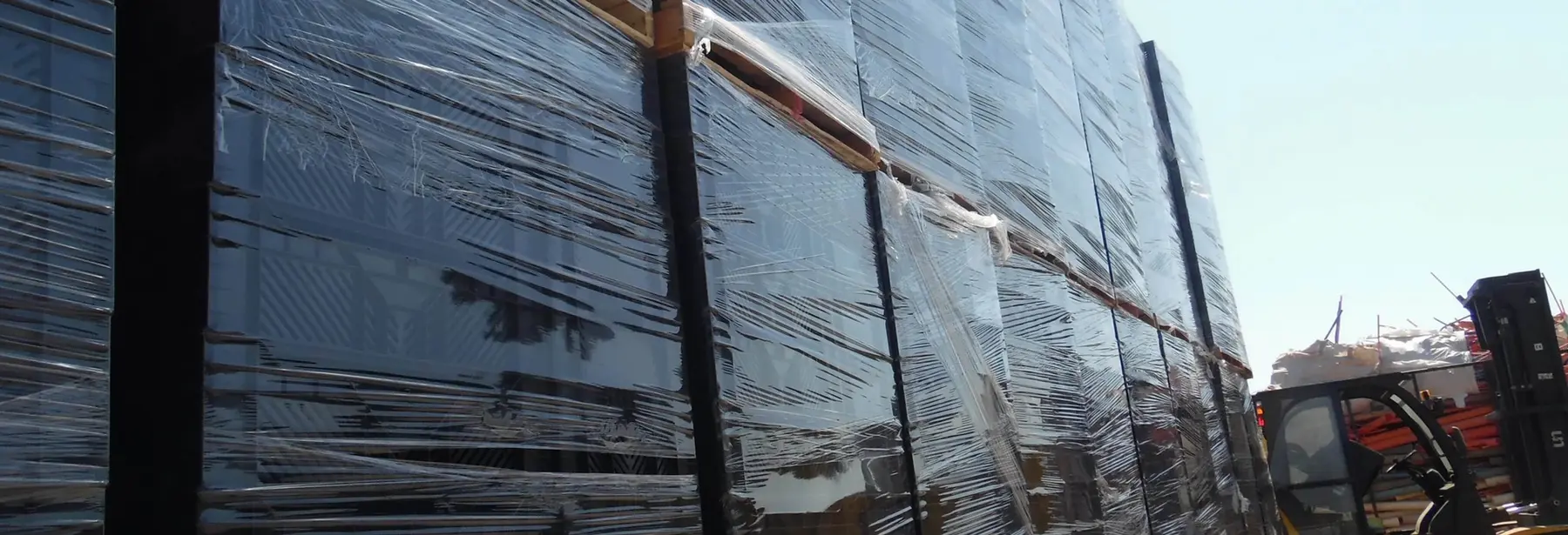 Bodega Freeplast con cajas plásticas apiladas